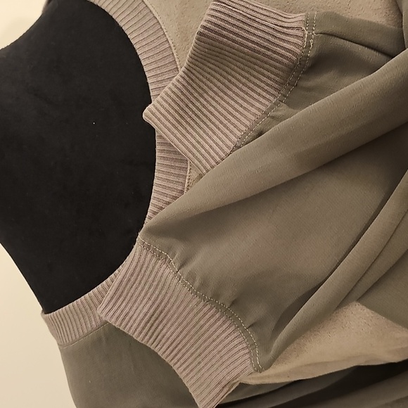 Neiman Marcus Dressy Grey Raglan Top With Long Sheer Sleeves - Picture 3 of 8